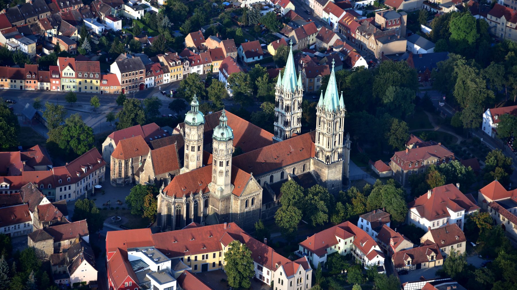 Naumburger Dom — UNESCO-Welterbe an der Saale, Luftaufnahme im Abendlicht