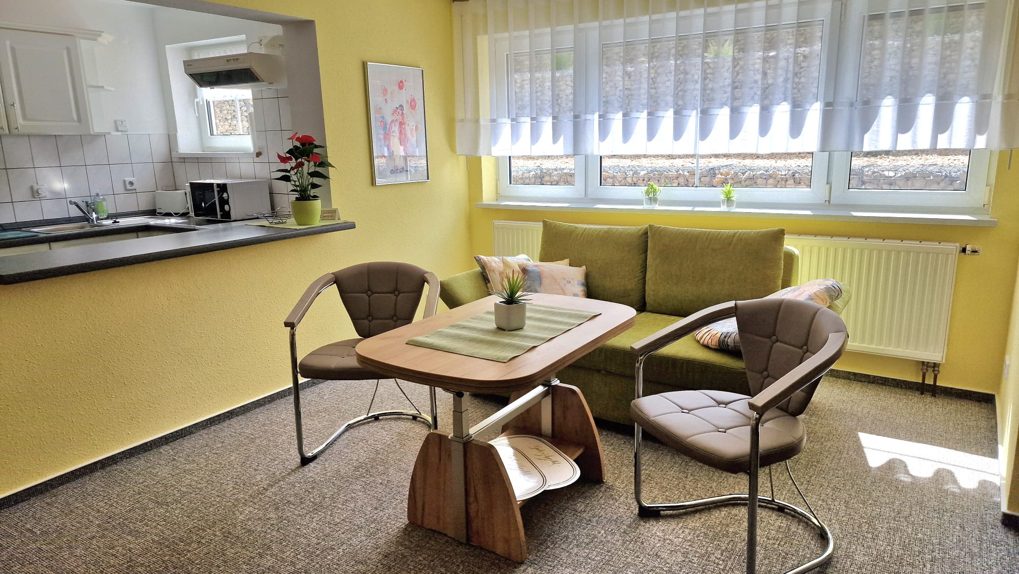 Ferienwohnung Zippließ — Wohnzimmer mit Sofa und Esstisch in Bad Kösen